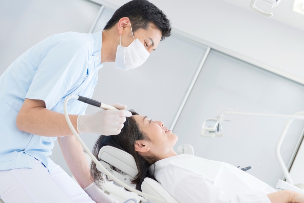 インプラント治療を行う歯科医院の診療室