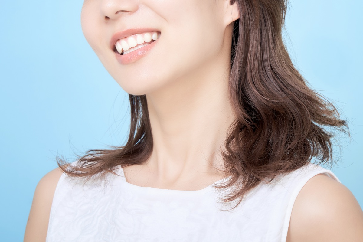 ホワイトニングで白くなった歯と笑顔